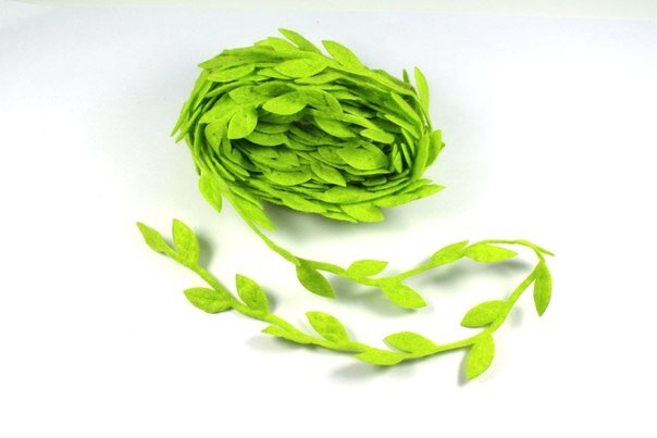 Лента вырубка, листья 18х8мм на стебле, салат, фетр, 5м (Е3092)